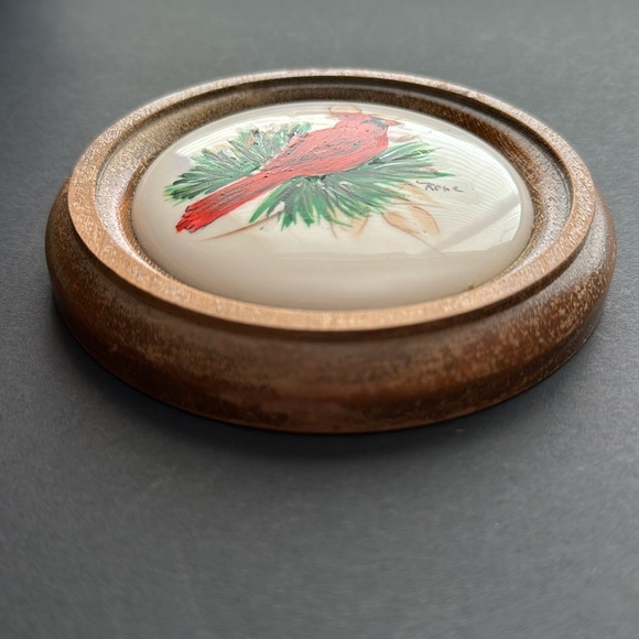 VTG Ceramic Cardinal Wall Plaque in Round Wood Frame Hand Painted Artist Signed - Picture 3 of 6